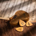 Médiator Guitare avec Étui de Rangement en Bois Personnalisés Gravée Set de Médiators Cadeau de Saint-Valentin pour Joueur de Guitare Musicien