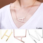 Collier Personnalisé avec 1-3 Prénoms Gravés sur Initiales Inclinées Cadeau pour Femme