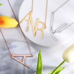 Collier Personnalisé avec 1-3 Prénoms Gravés sur Initiales Inclinées Cadeau pour Femme