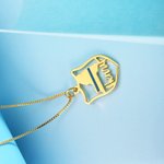 Halskette mit Polizeiabzeichen mit Name und Landkarte