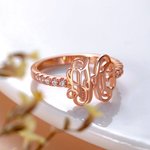 Dunne Geboortesteen Band Monogram Ring | Callie