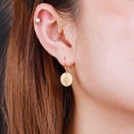 Pendientes Personalizados Mes de Nacimiento Flor con Grabado en la Parte Posterior