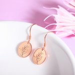 Pendientes Personalizados Mes de Nacimiento Flor con Grabado en la Parte Posterior