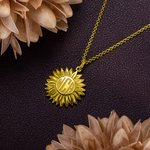 Zonnebloem ketting gegraveerd blok monogram