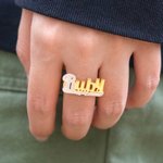 Namensring mit zwei kleinen Liebesherzen