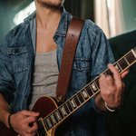Tracolla per chitarra regolabile in pelle PU personalizzata con testo inciso Regalo di compleanno per musicista amante della chitarra