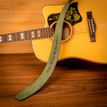 Tracolla per chitarra regolabile in pelle PU personalizzata con testo inciso Regalo di compleanno per musicista amante della chitarra
