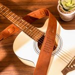 Tracolla per chitarra regolabile in pelle PU personalizzata con testo inciso Regalo di compleanno per musicista amante della chitarra