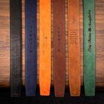 Tracolla per chitarra regolabile in pelle PU personalizzata con testo inciso Regalo di compleanno per musicista amante della chitarra