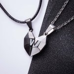 Gepersonaliseerde set van 2 bijpassende magnetische hartkettingen met gegraveerde initiële Valentijnsdag voor koppel