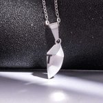 Gepersonaliseerde set van 2 bijpassende magnetische hartkettingen met gegraveerde initiële Valentijnsdag voor koppel