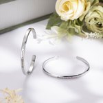 Juego de 2 pulseras con piedras de nacimiento grabadas para madre e hija