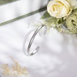 Juego de 2 pulseras con piedras de nacimiento grabadas para madre e hija