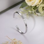 Juego de 2 pulseras con piedras de nacimiento grabadas para madre e hija