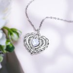 Collana con pietre di nascita a forma di cuore con incisione personalizzata