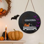 Plaque de Porte Ronde Personnalisée avec 2-11 Noms sur Chauves-Souris Style Collage de Citrouilles Voiture Arbre Cadeau Halloween pour Famille