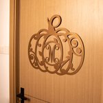 Panneau Décoratif de Citrouille Personnalisé avec Initiale en Monogramme Décoration en Métal Cadeau Halloween Emménagement pour Famille