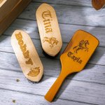 Personalisierte Naturholz Pferdbürste mit Namen und Pferdmuster Gravur Fellpflege Geschenk für Pferdeliebhaber Pferdebesitzer