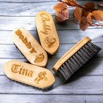 Personalisierte Naturholz Pferdbürste mit Namen und Pferdmuster Gravur Fellpflege Geschenk für Pferdeliebhaber Pferdebesitzer