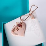 Broche d'allaitement coeur stéthoscope personnalisé avec pierre de naissance
