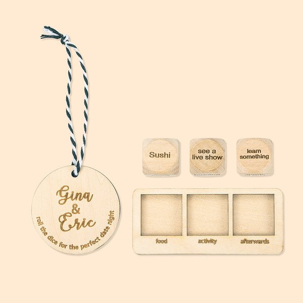 Dados de madera personalizados y grabados para una cita nocturna