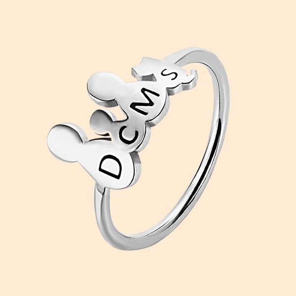 Anillo personalizado con las iniciales de los personajes de la familia