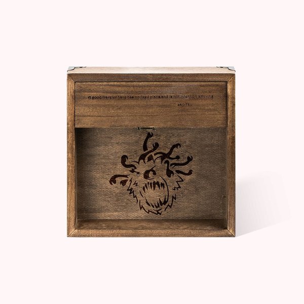 Boîte en bois pour le rangement des dés du MDN
