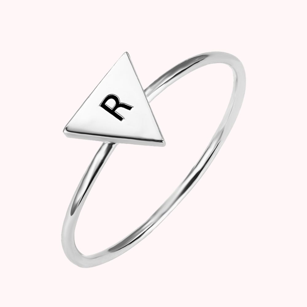 Stapelbare minimalistische Dreiecks-Initialenringe