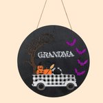 Plaque de Porte Ronde Personnalisée avec 2-11 Noms sur Chauves-Souris Style Collage de Citrouilles Voiture Arbre Cadeau Halloween pour Famille
