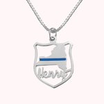 Halskette mit Polizeiabzeichen mit Name und Landkarte