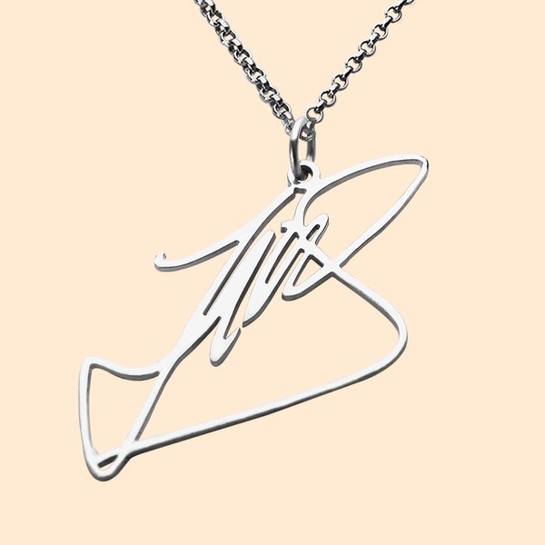 Collar con firma manuscrita