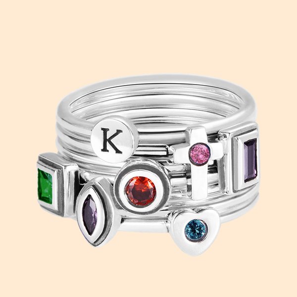 Anillo apilable personalizado con inicial y piedra de nacimiento