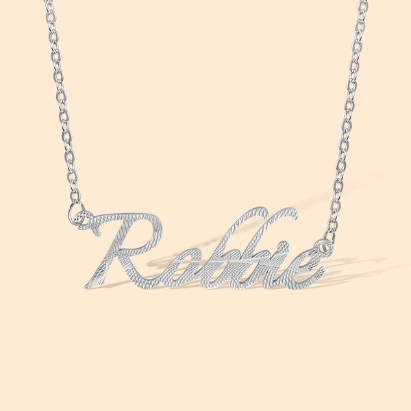 Collana e spilla con nome personalizzato in rilievo