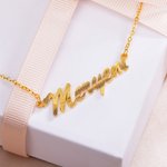 Collana e spilla con nome personalizzato in rilievo