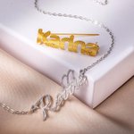 Collana e spilla con nome personalizzato in rilievo