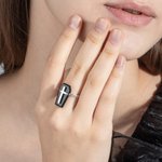 Pierścionek na trumnę w stylu gotyckim z kamieniem narodzin