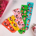 Chaussettes Unisexes et Multicolores avec Coeur Personnalisées avec Visage de Couple Cadeau d'Anniversaire St Valentin pour Couple