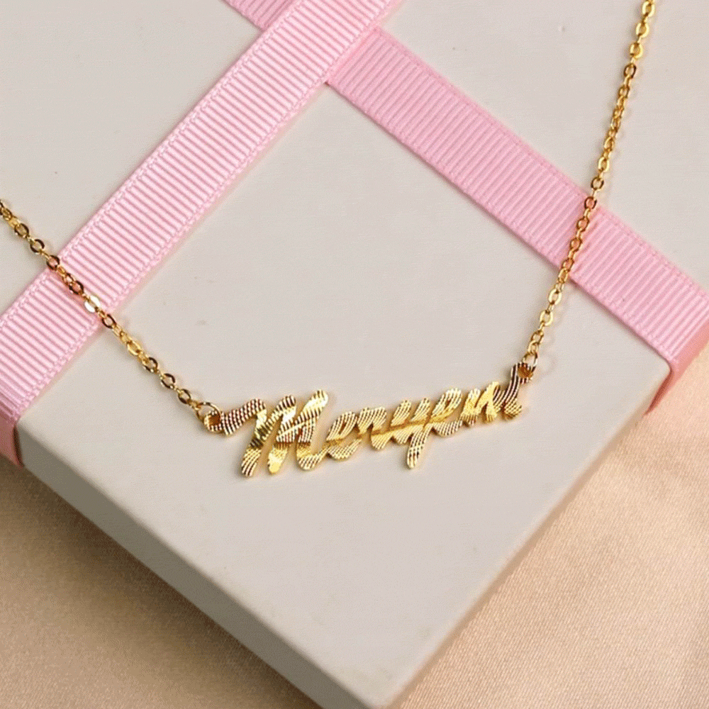 Collana e spilla con nome personalizzato in rilievo