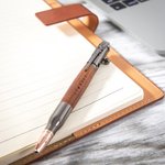 Stylo à Bille à Bouton Poussoir Rechargeable Personnalisé avec Texte Gravé Stylo en Bois Lisse Cadeau d'Anniversaire pour Homme Amateur d'Arme