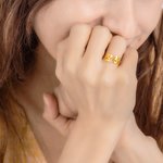 Anillo personalizado con la inicial de una adorable mascota