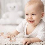 Drewniany gryzak dla noworodka ze spersonalizowanym imieniem dziecka