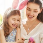 Collier Personnalisé avec Nom Gravé Pendentif en Forme d'Œuf Lapin Cadeau Anniversaire Pâques pour Enfant