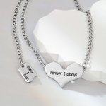Hjärtformat halsband med tryck för par med kvadratisk skiva