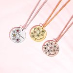 Collier Gravé Personnalisé avec 1-9 Pierres de Naissance et Prénom sur Médaille de Fleurs Sakura Cadeau Familial Fête des Mères pour Maman