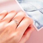 Anello a doppia elica di DNA con nome della molecola personalizzata