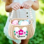Panier d'œufs personnalisé avec nom - Corbeille en rotin naturel à motif lapin et à anse en perles - Cadeau de Pâques pour les enfants