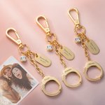 Porte-Clés Personnalisé avec Nom et Année Design Menottes Copain Criminel Accessoire de Sac Cadeau pour Ami