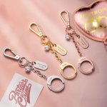 Porte-Clés Personnalisé avec Nom et Année Design Menottes Copain Criminel Accessoire de Sac Cadeau pour Ami