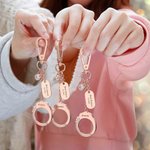 Porte-Clés Personnalisé avec Nom et Année Design Menottes Copain Criminel Accessoire de Sac Cadeau pour Ami