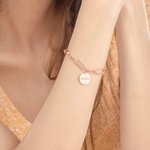Bracelet rond personnalisé avec noms de famille